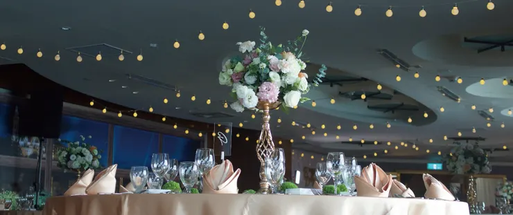 球型的高桌花,佈置於高雄皇廷朝江春餐廳。