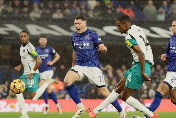 伊蕯完成帽子戲法助紐卡素大勝4:0