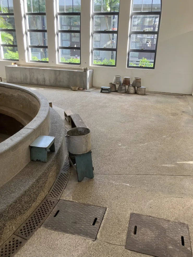 當時的水桶和小板凳也保留在現場（自行拍攝）