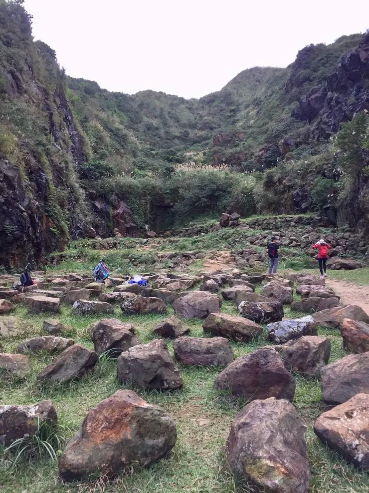 褐黃色的石墩佈滿谷底，可以想見先民開墾的篳路藍縷。