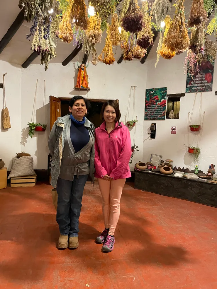 與薩滿合照,是一位親切的婦人