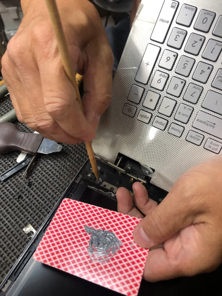 開始調製黏膠。