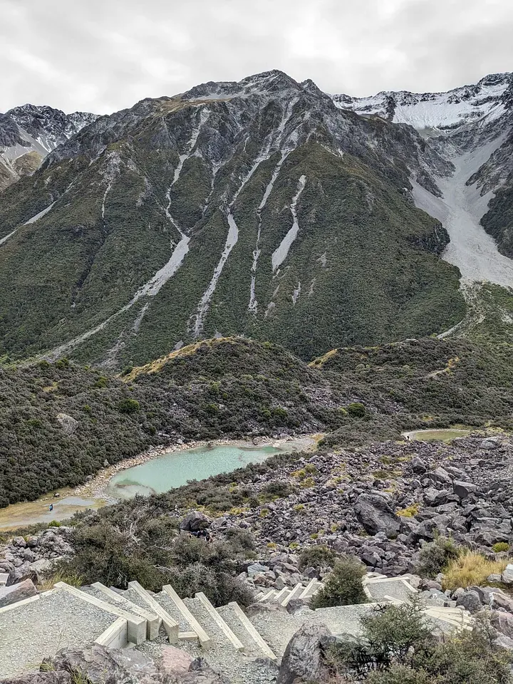 走Tasman Glacier View的路上,就能眺望下方的Blue Lakes