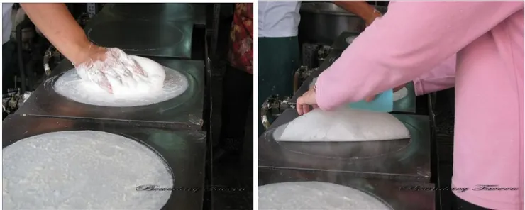 拭潤餅：手抓麵糰，然後貼著熱鍋輕輕一拭，等到麵皮被烤到邊緣翹起，然後輕輕一掀，一輪潔白如明月的麵皮就完成了。(攝自鹿草菜市場)