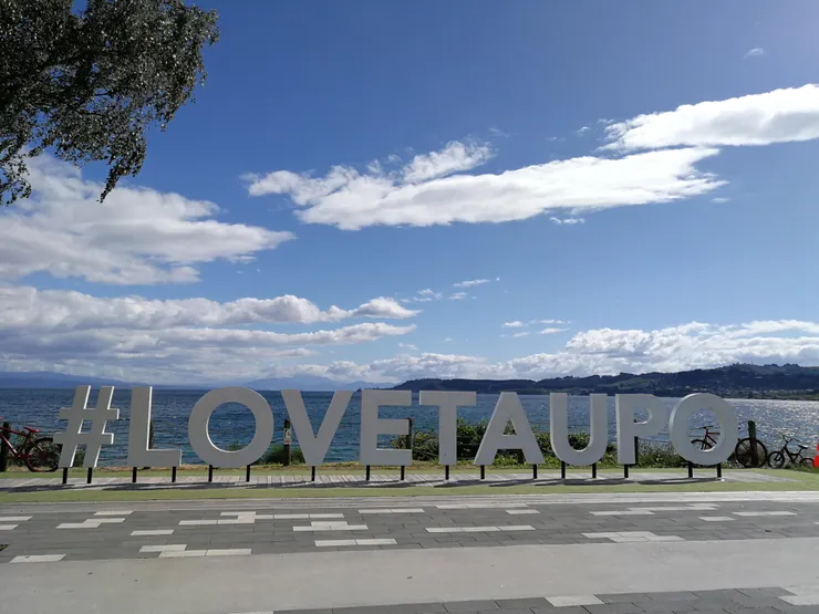 陶波湖旁的地標