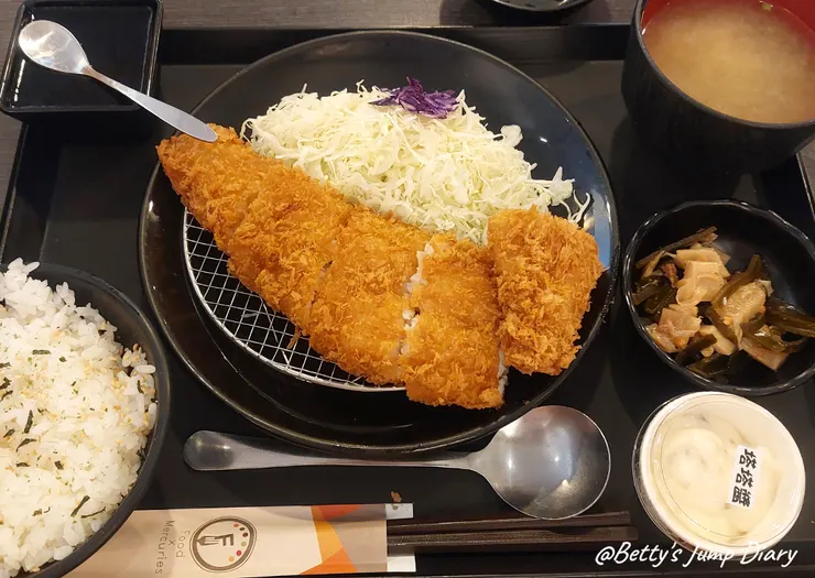 ▲福勝亭-黃金魚排定食/圖片來源：Betty's Jump Diary