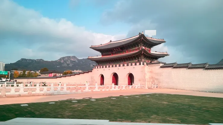 景福宮在首爾市區，市區行程車輛常會經過。