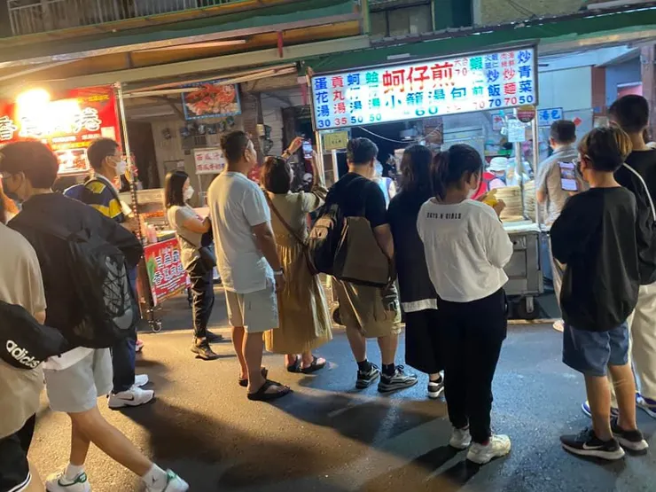 逛六合夜市遇到外籍觀光客探索台灣夜市美食