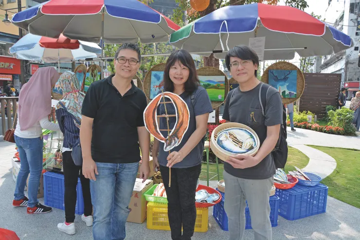 ▲來唐唐發（左1）的攤位朝聖尋寶囉！（唐唐發  提供）