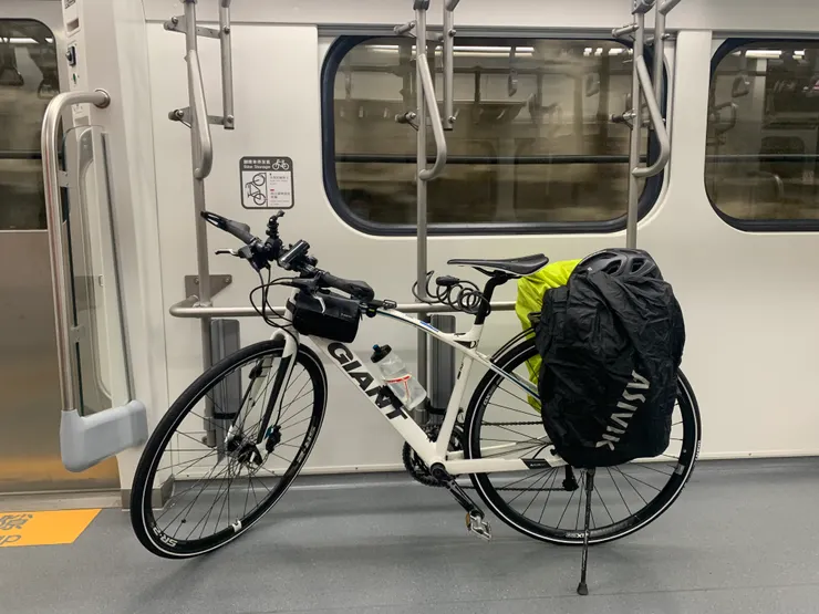 有些列車設有駐車架，但我因為掛行李的關係，就沒有把車架上去。
