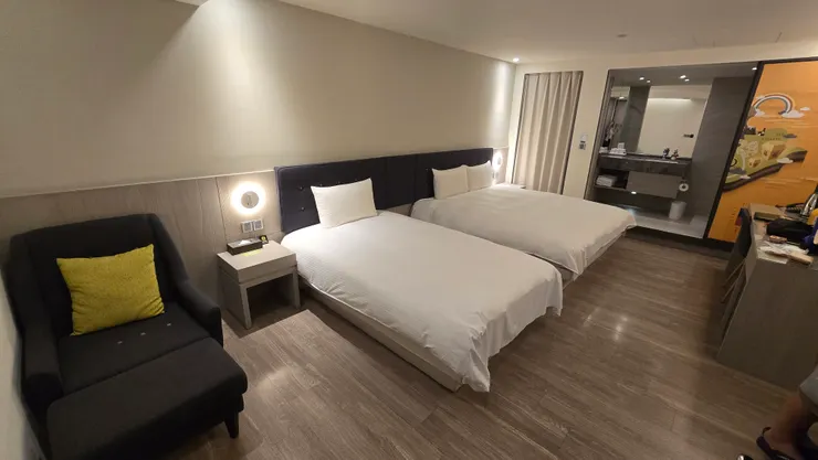 高雄旅居文旅亞灣館三人房床鋪與設施