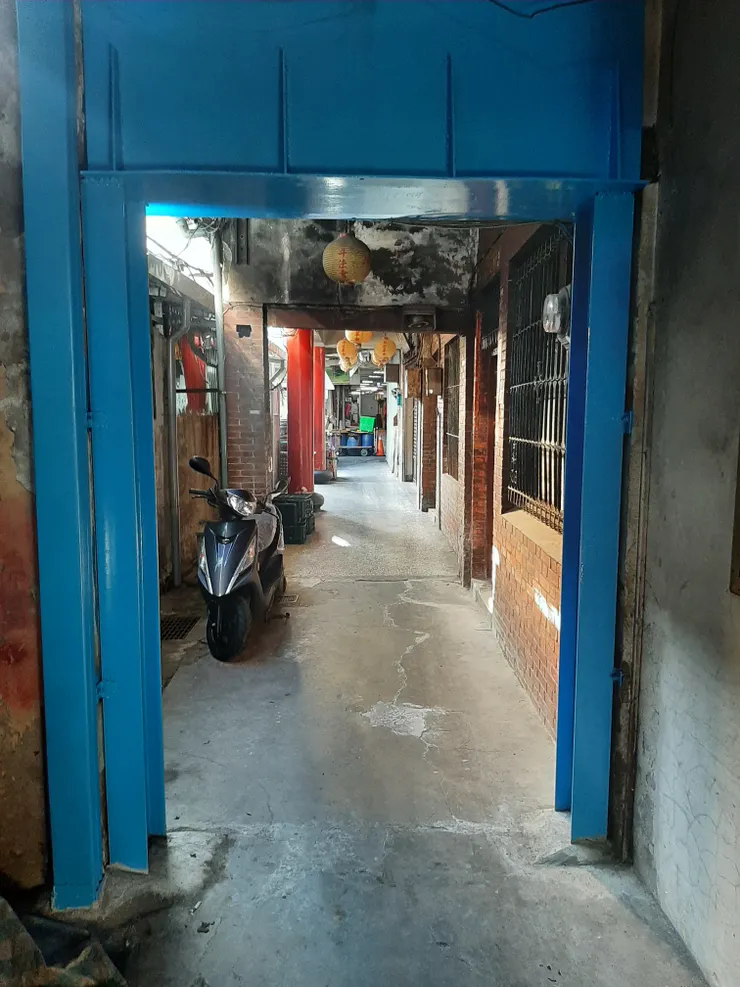 剩下一邊街屋的後街,靠河的一側被1898年的大水帶走了