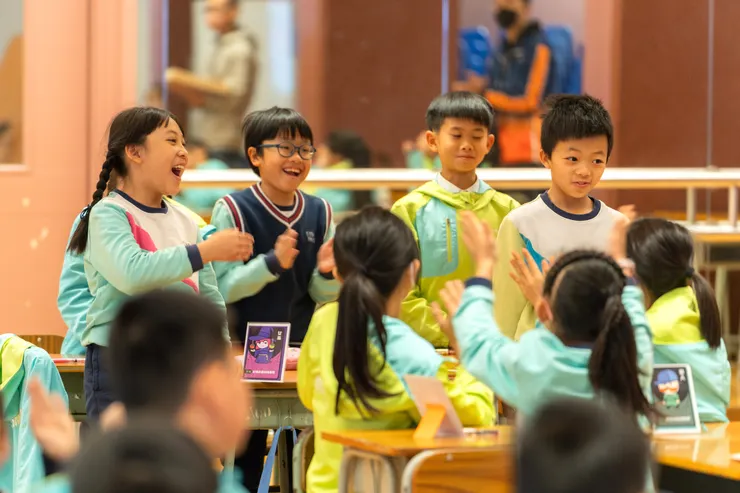 當成功完成挑戰後,學生臉上展現了自信及興奮的笑容