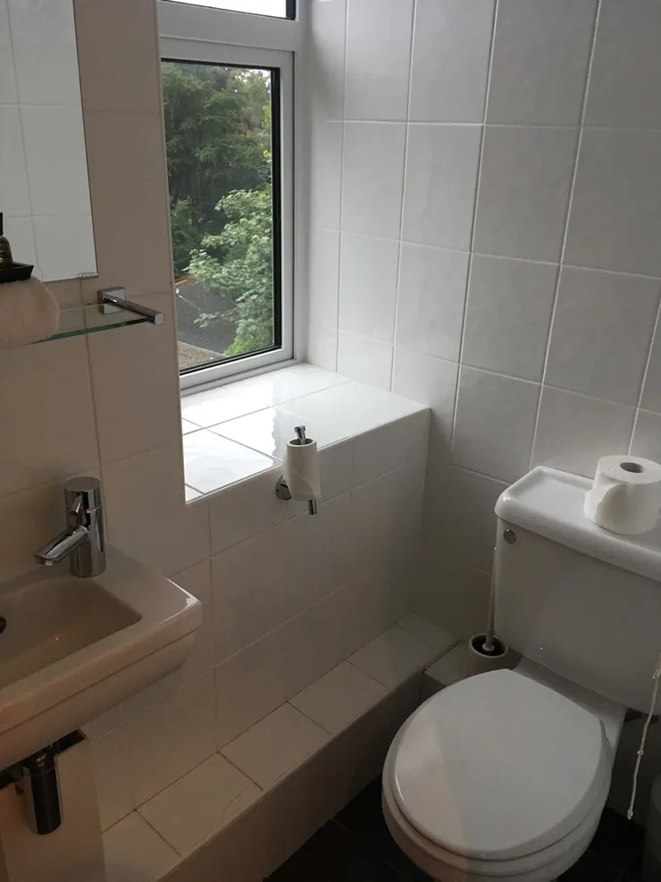 陽光灑落的浴室多美