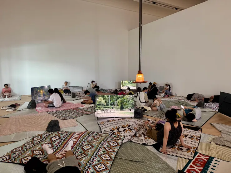 你哥影視社〈公園〉的展覽，可以脫鞋子坐躺在野餐墊上欣賞影視作品。