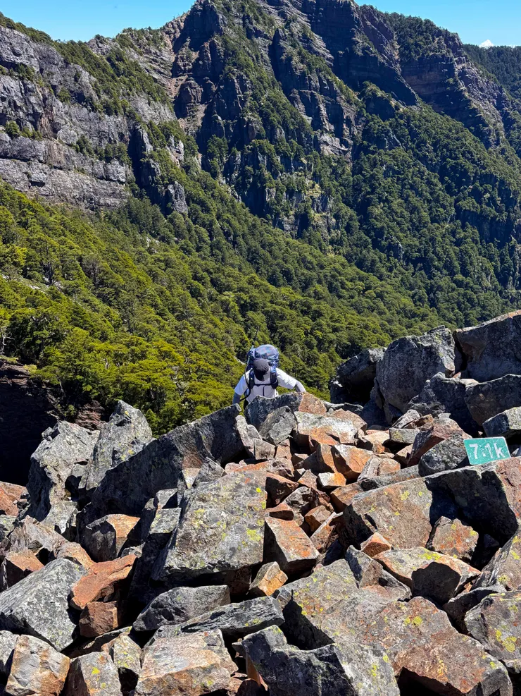 查了一下網路資料，原來布秀蘭山在泰雅語為“多岩石的山”之意