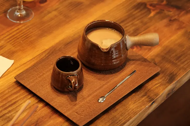 從研磨茶葉開始,掌握想要的葉片顆粒,細火慢煮,調和乳香,就是薈福的鍋煮奶茶