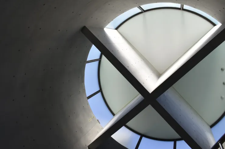 前往天台的旋轉樓梯，抬頭恰好看見午後的陽光灑落。