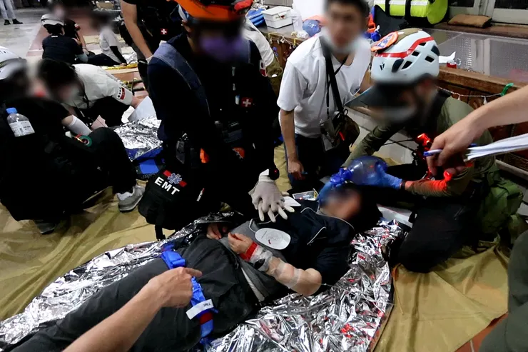 在第二場次中、遭受壓砸傷經過處置仍在OCHA的傷患、醫療組正在進行CPR、AED與死神拔河中