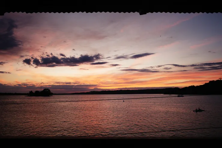 佩滕伊察湖與夕陽。