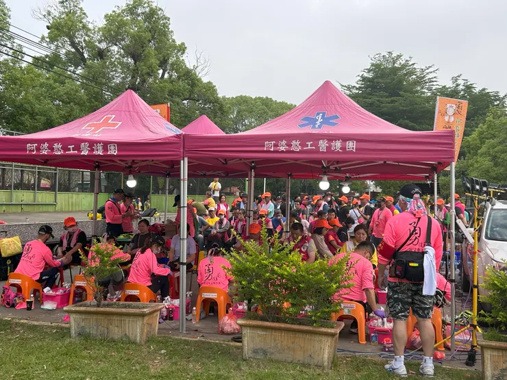 醫療隊之一 與排隊人潮