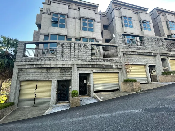 實際走訪社區，大部分的房子因缺乏維護，屋況較差。別墅的車庫門裂成兩半，在風中搖搖晃晃，房子大門的貼膜已經破爛，信箱上被貼上法院執行令。