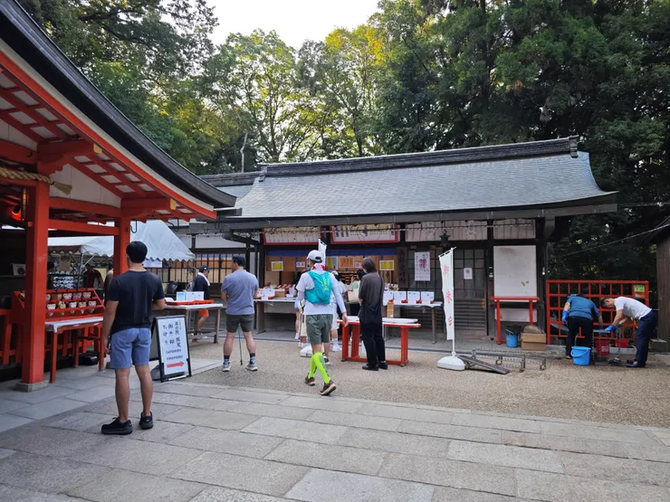 奧社奉拜所右側，御守、朱印、繪馬購買處