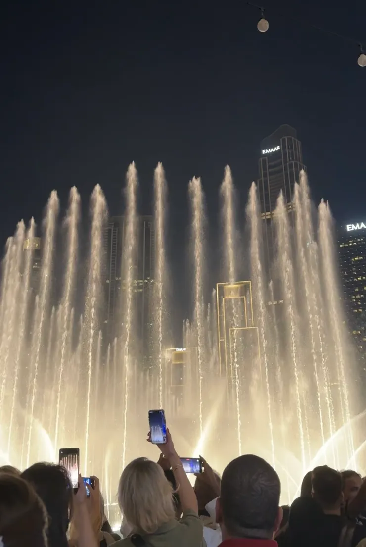 杜拜噴泉:整點的時候有水舞加燈光。每15、30、45分鐘,會有燈光秀或水舞~建議看燈光+水舞,很壯觀!