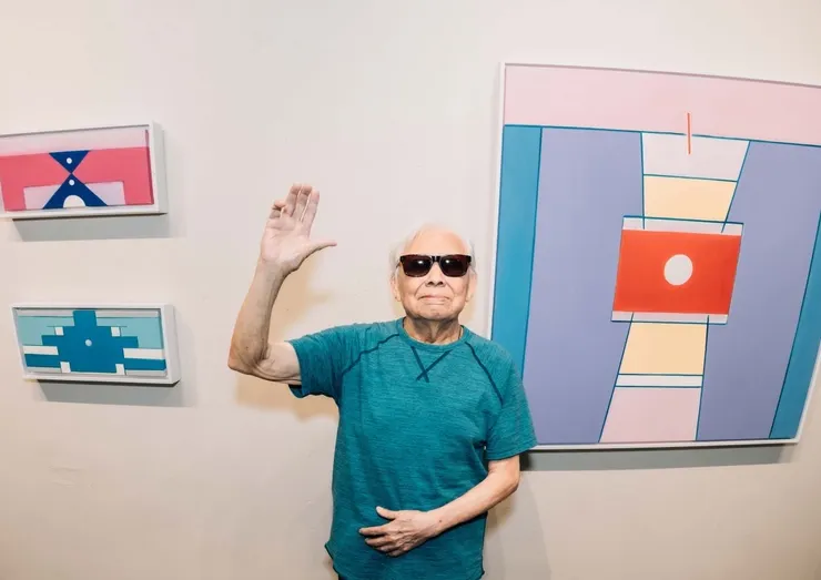 霍剛出席《形線色光影》開幕與作品合影。(攝影/黃煌智)