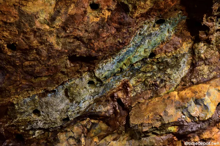 岩壁上的銅礦與夾雜的玻璃質石塊