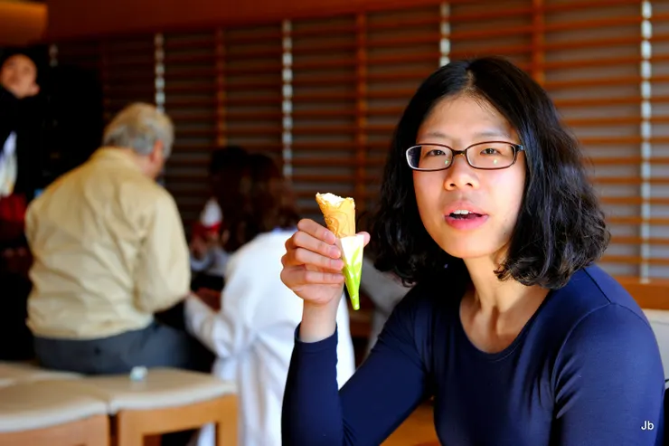 泡完湯女兒吃冰淇淋