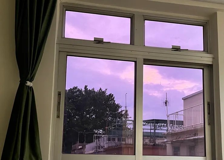 某日傍晚窗外粉紫的天空