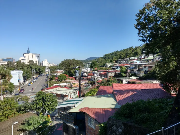 煥民新村原有39戶眷舍，未分配到眷舍的軍人則在外圍自行搭建房屋，加上農試所的宿舍群也不斷擴建，逐漸形成一個風貌多元的聚落。（拍攝日期：2018.8）