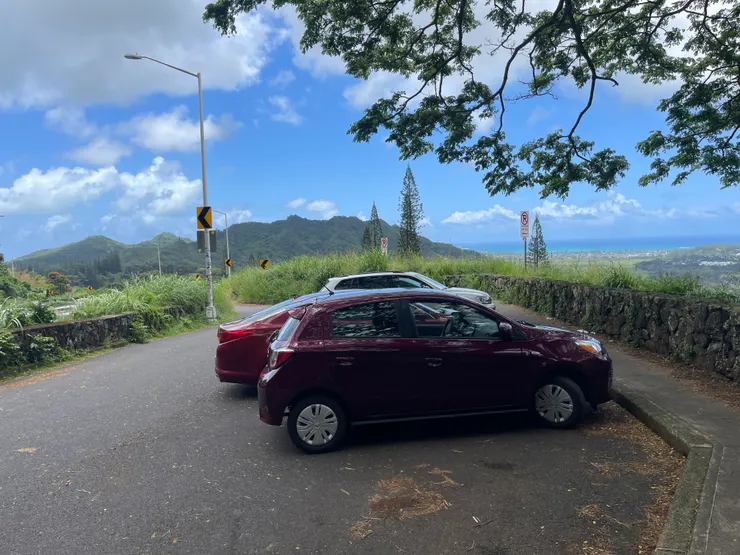 Scenic Point 這邊可停車，但是這邊最多只能停兩個小時，超過可能會有被拖吊的風險。建議搭乘出租車或請人載。
