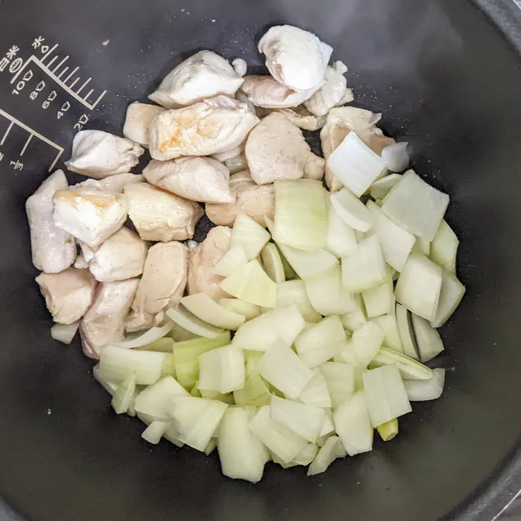 比較搞剛的話也可以把雞肉先取出再來炒洋蔥