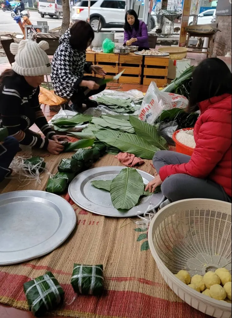 用粽葉十字交叉,把糯米綠豆糰包起來子,再用線綁