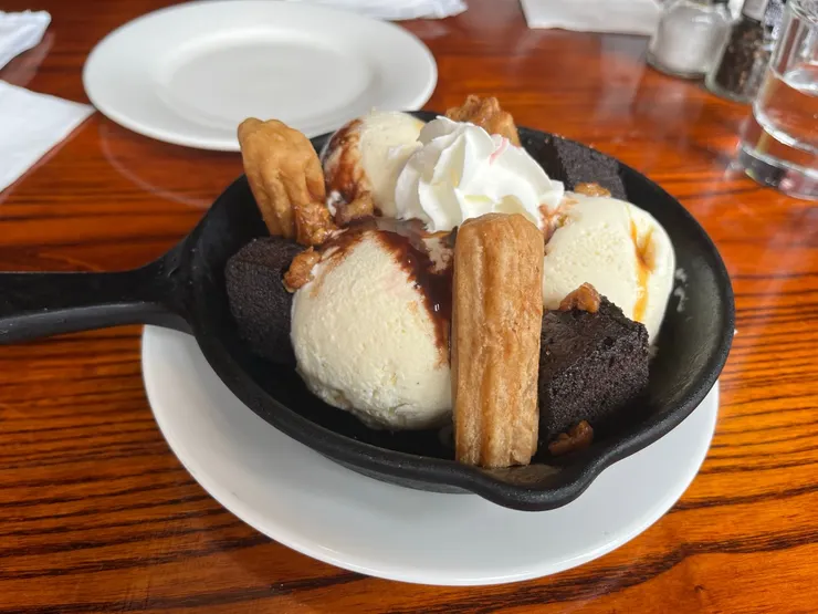 吉拿棒布朗尼聖代。