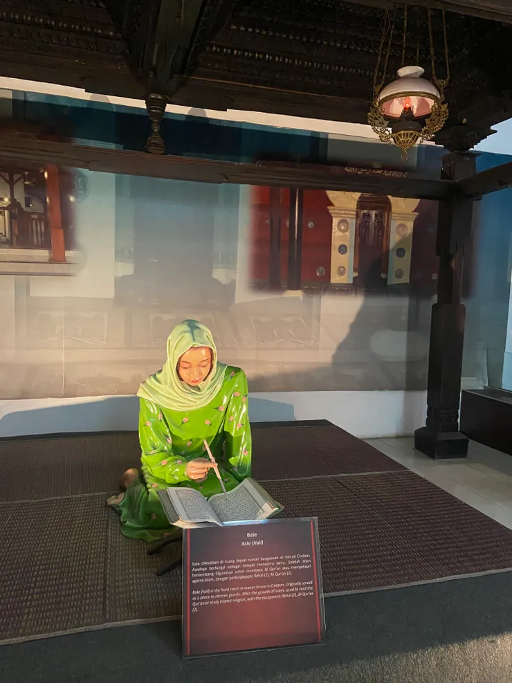 研讀《可蘭經》的伊斯蘭女性塑像。在大清真寺也可以看到這個景象。