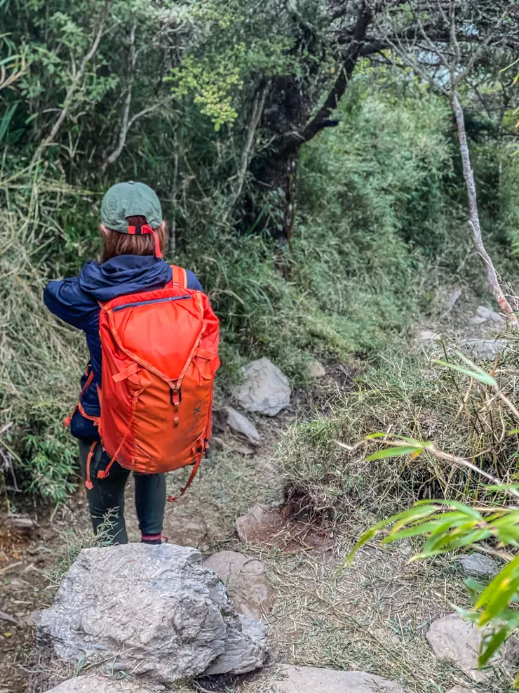 下山的路還很遠，即使精神不濟也要打起精神小心行走