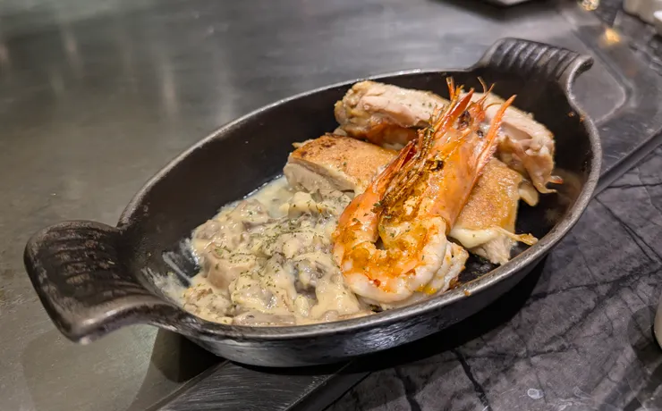 菜單上的新品，松露雞排海大蝦佐法式酸奶醬