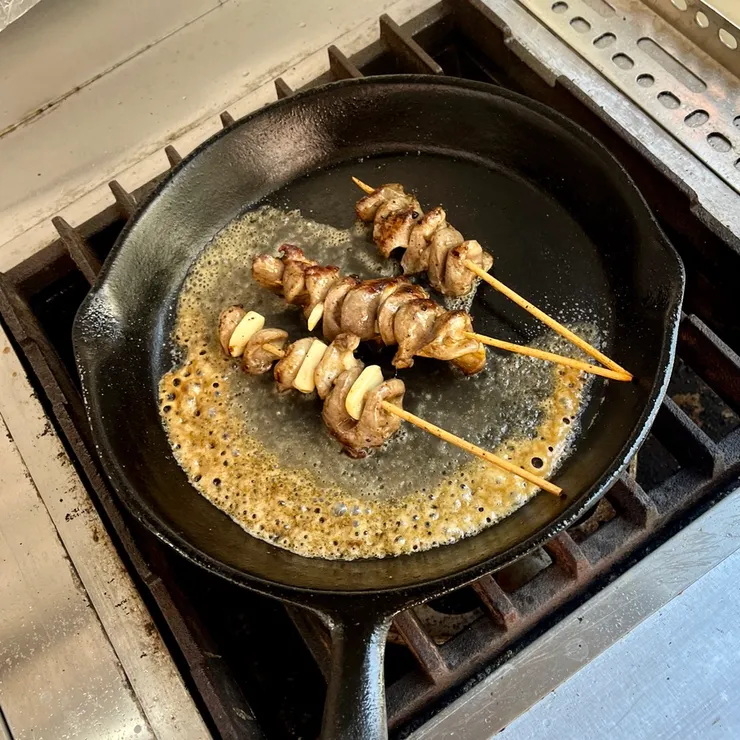 煎熟後加入米酒,之後蓋上蓋子轉小火悶煎