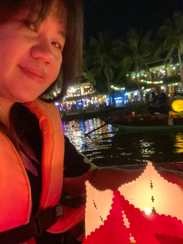 邊坐船邊放水燈祈福，有種浪漫感