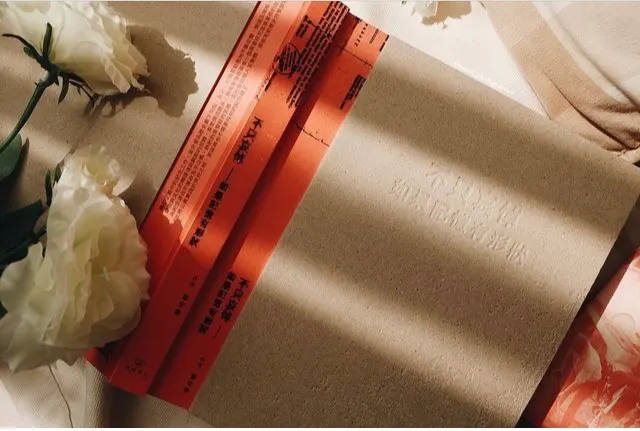 鄭安齊《不只哀悼，如果記憶有形狀 》書影。該書設計在書衣的正反面，裱貼上2mm厚的灰紙板，貼近紀念碑的意象，打凹呈現斑駁牆面之感，是很有趣的設計，建議大家可以收實體書。/拍攝：蝦那