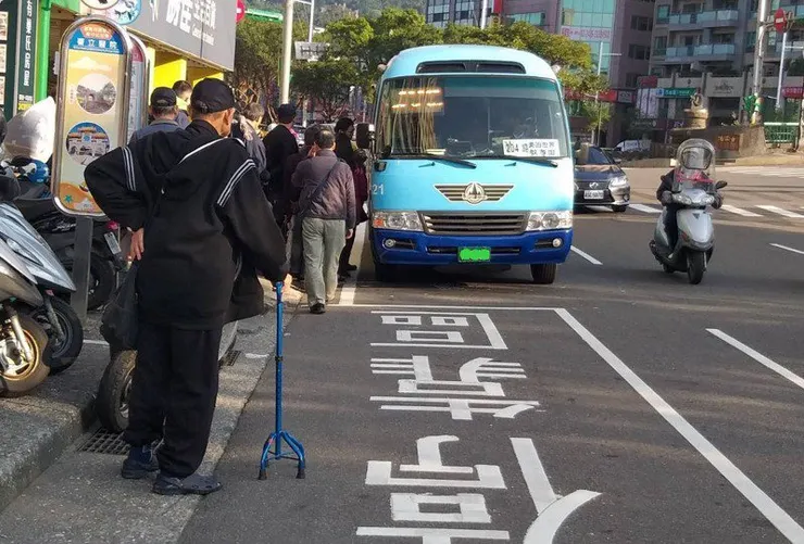 公車招呼站10公尺內不得臨時停車，非劃設標線才生效力，所以上圖的車雖然沒有壓到標線，但被檢舉還是算違規喔。
