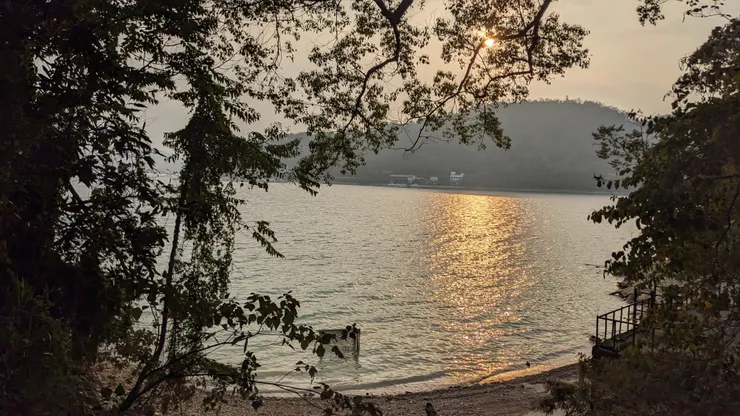 夕陽下的 湖岸風景