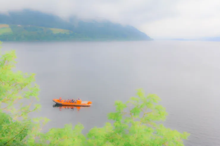 尼斯湖與湖上的船隻一景
