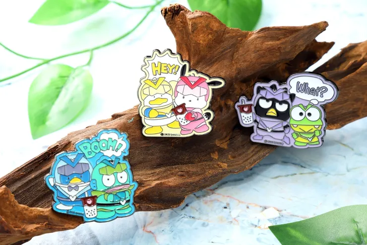 圖說：「酷企鵝＋大眼蛙」、「人魚漢頓＋山姆企鵝」、「帕恰狗＋貝克鴨」兩兩一組的立體造型胸針，不論別在哪裡都超療癒。（資料來源：清心福全）