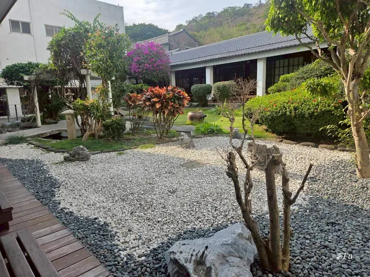 庭園造景，白色碎石鋪面＋木棧道設計，拍照起來蠻好看的。