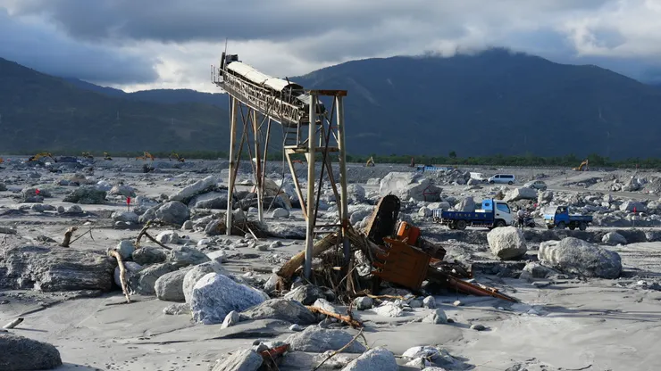 被遺忘的砂石場與翻倒的怪手
