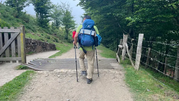 一腳跨越法西邊境